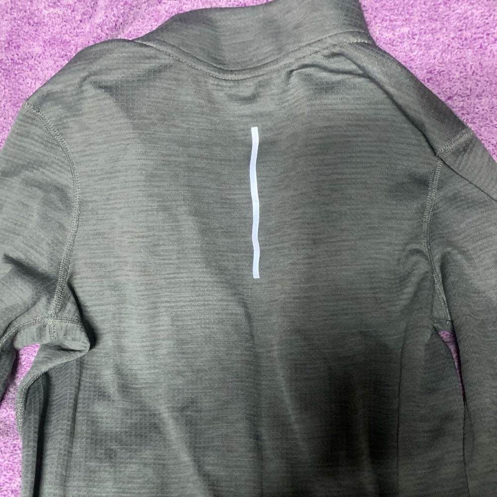 Girls Nike dry fit 1/2 zip pull over.